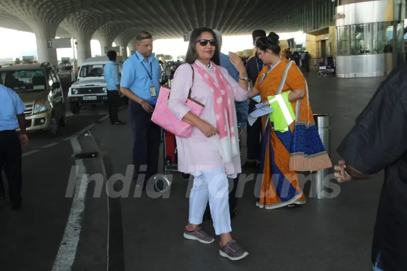 Celebs Snapped at Airport!