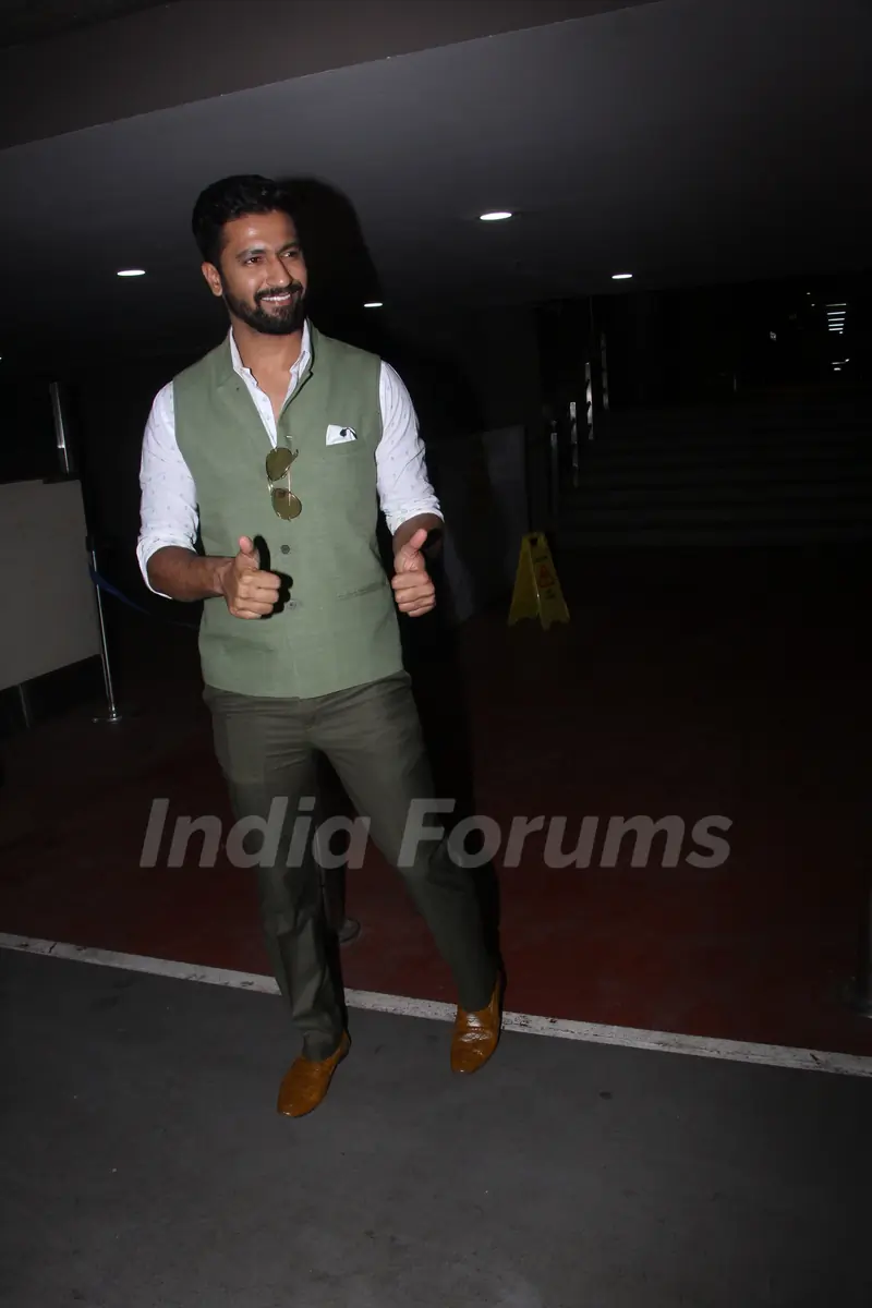 Celebs Snapped at Airport!