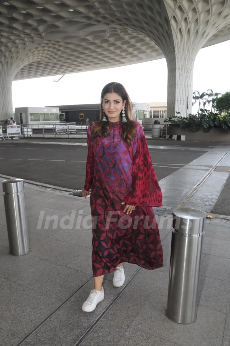 Celebs Snapped at Airport!