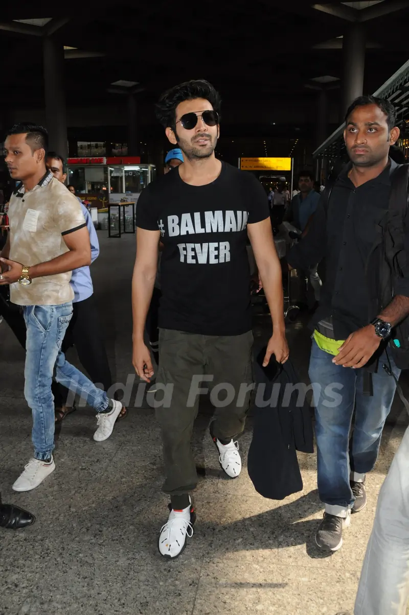 Celebs Snapped at Airport!