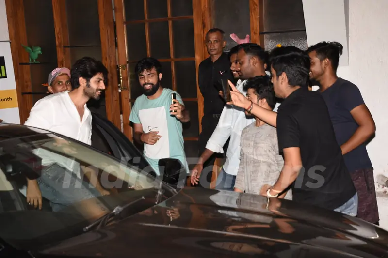 Kartik Aaryan's birthday bash with his family