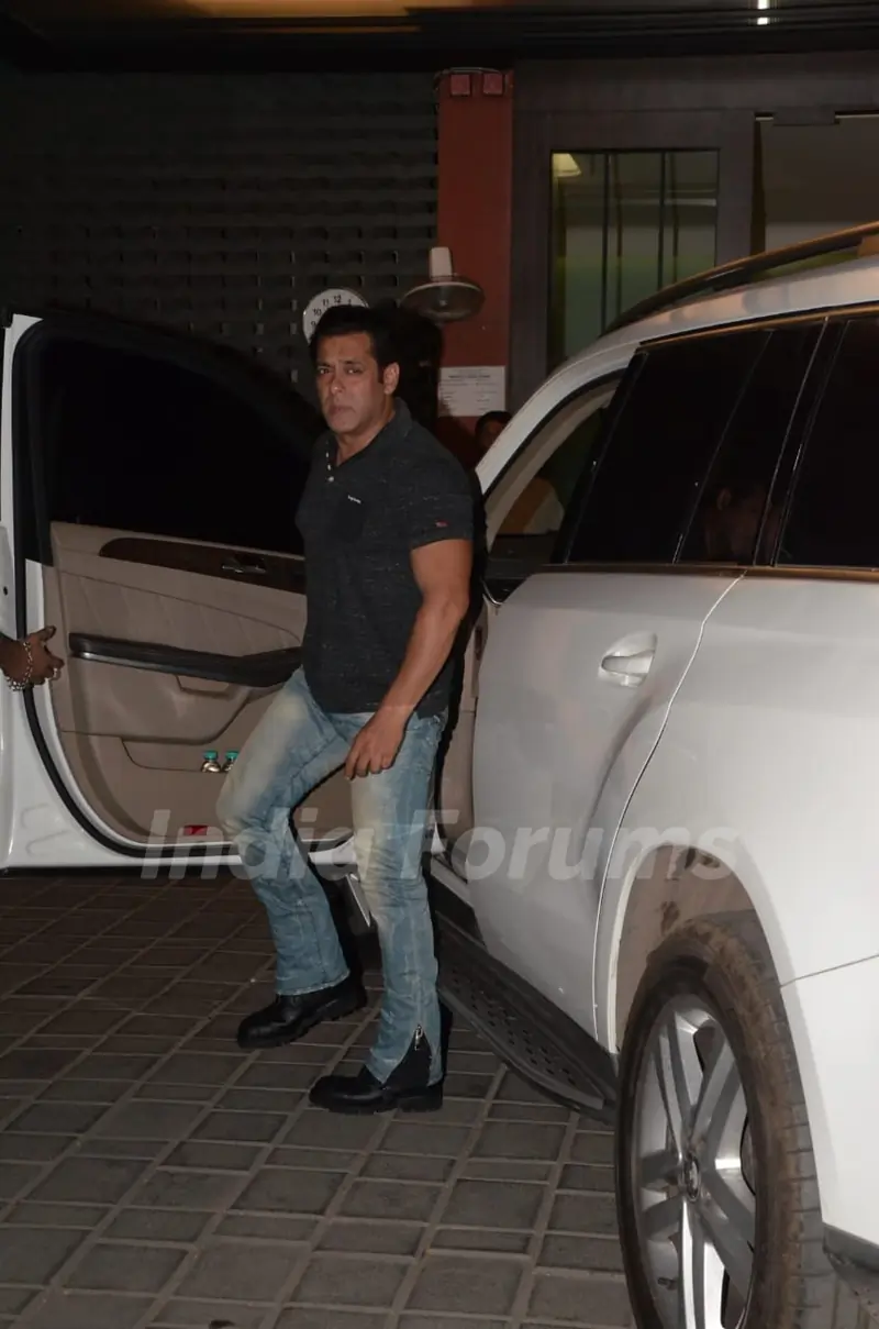 Salman spotted at Arpita's House in Bandra