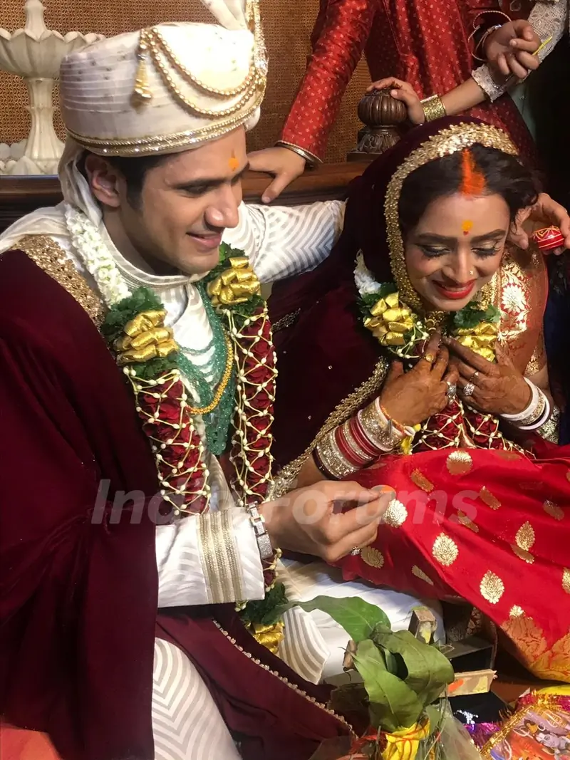 Chirag Thakkar putting sindoor on Parul Chauhan