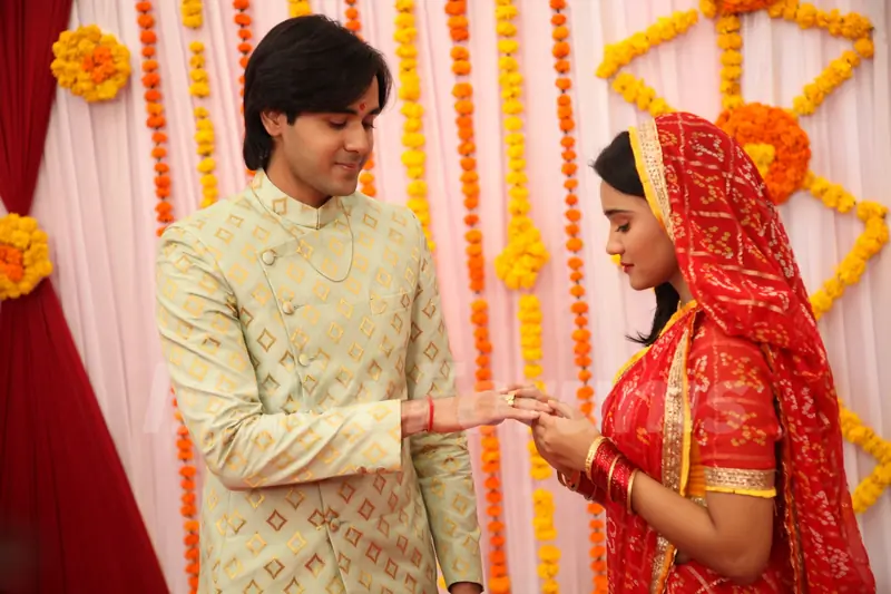 Naina put the ring on Sameer's hand Picture