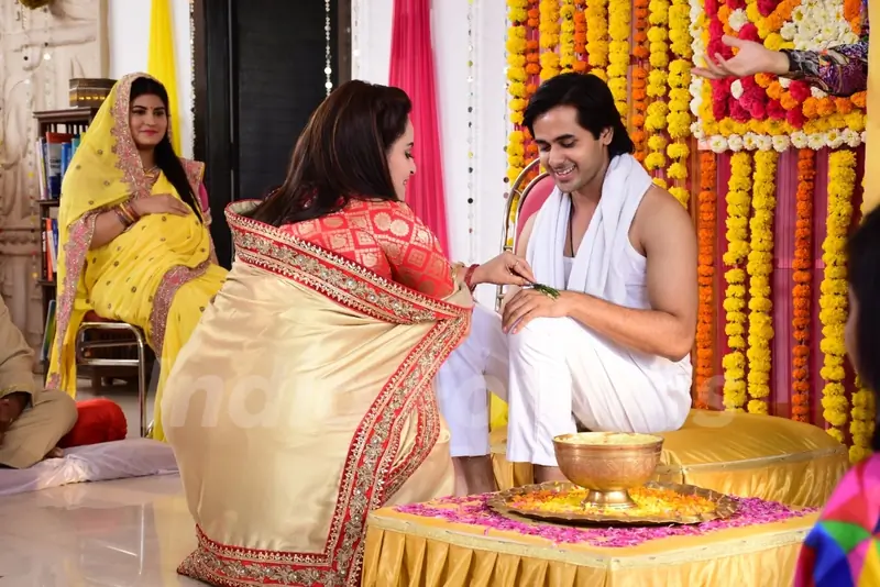Vishaka putting Haldi on Sameer on Yeh Un Dinon Ki Baat Hai