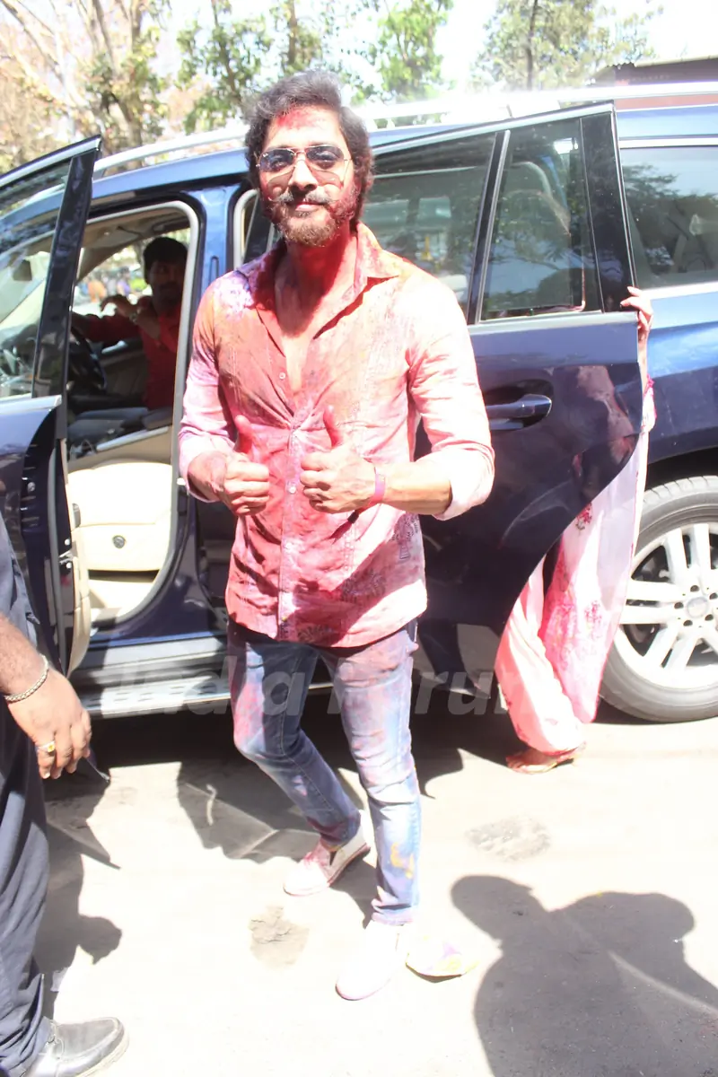 Bollywood stars celebrate Holi around the town!