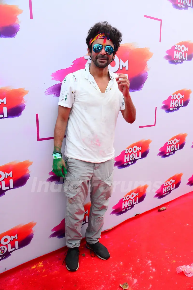Bollywood stars celebrate Holi around the town!