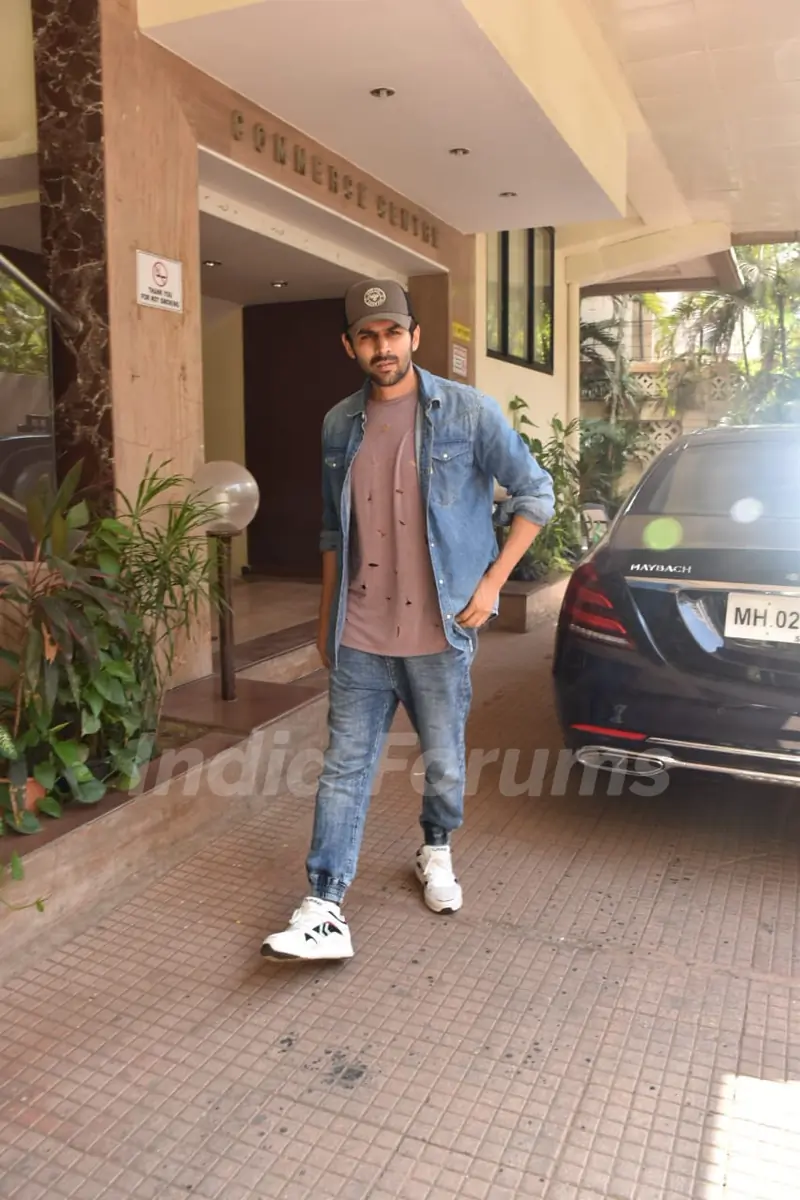 Kartik Aaryan spotted around the town!