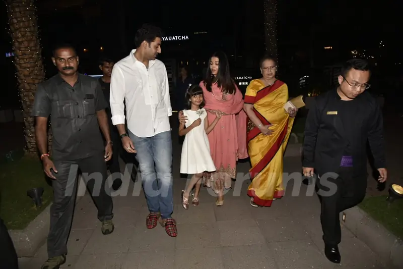 Abhishek Bachchan and Aishwarya Rai Bachchan spotted around the town!