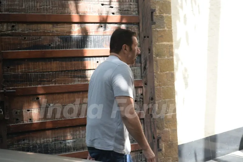 Sunny Deol pay's his last respects to Veeru Devgan