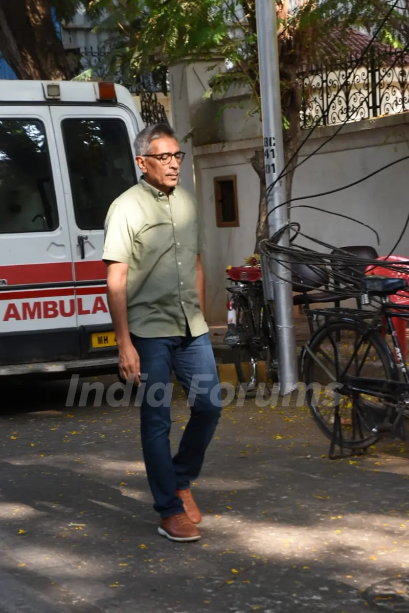 Prakash Jha pay's his last respects to Veeru Devgan