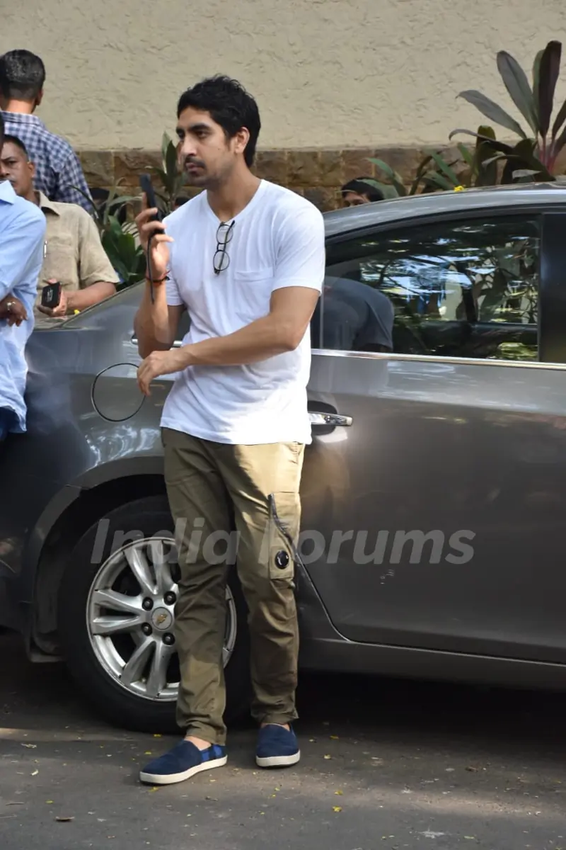 Ayan Mukerji pay's his last respects to Veeru Devgan
