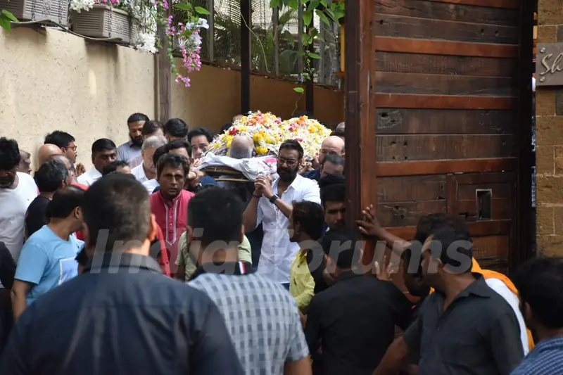 Ajay Devgan pay's his last respects to Veeru Devgan