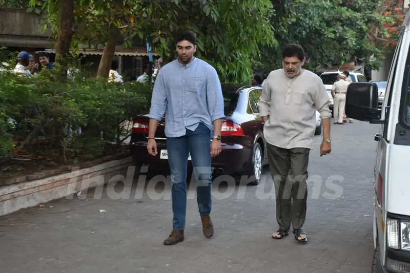 Nikitin Dheer and father Pankaj Dheer pay their last respects to Veeru Devgan