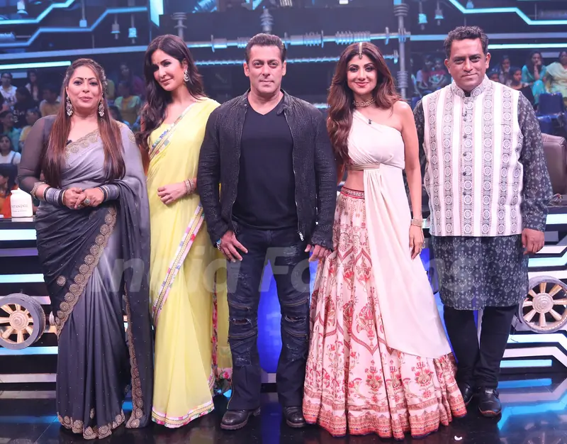 Geeta Kapur, Katrina Kaif, Salman Khan, Shilpa Shetty and Anurag Basu snapped on the sets o Super Dancer 3