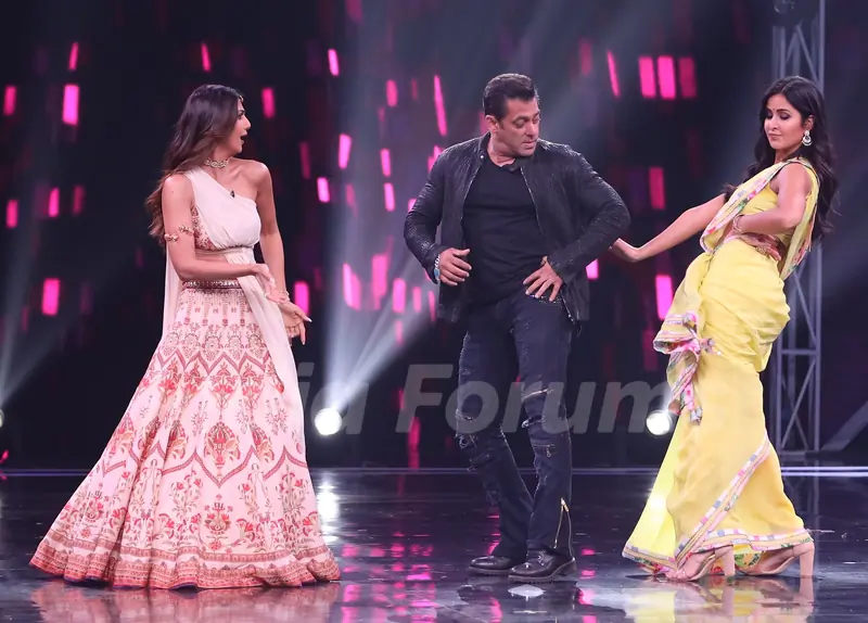 Shilpa Shetty, Salman Khan and Katrina Kaif shake a leg on the sets of Super Dancer 3