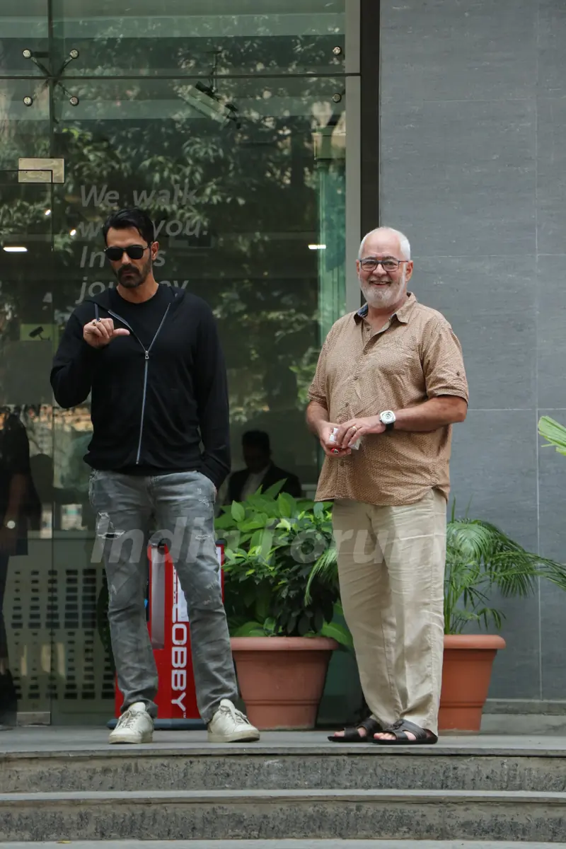 Arjun Rampal visits Gabriella Demetriades with his daughters!