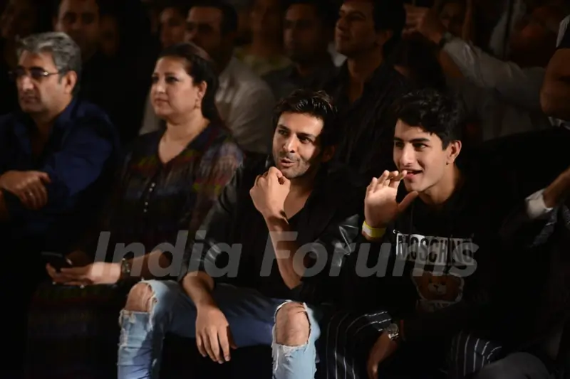 Kartik Aaryan and Ibrahim Ali Khan snapped cheering Sara 