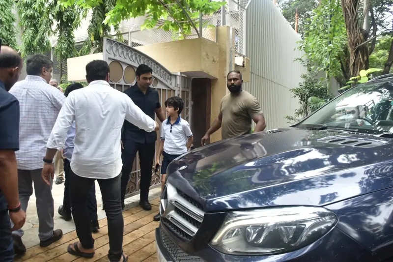 suzanne khan with sons at j om prakash funeral