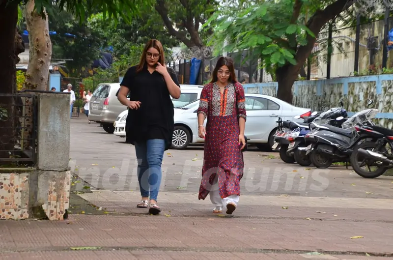 Celebrities at Vidya Sinha's funeral!