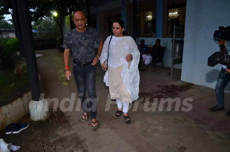 Celebrities at Vidya Sinha's funeral!
