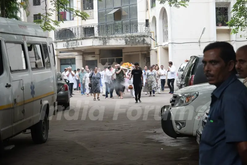 Celebrities at Vidya Sinha's funeral!