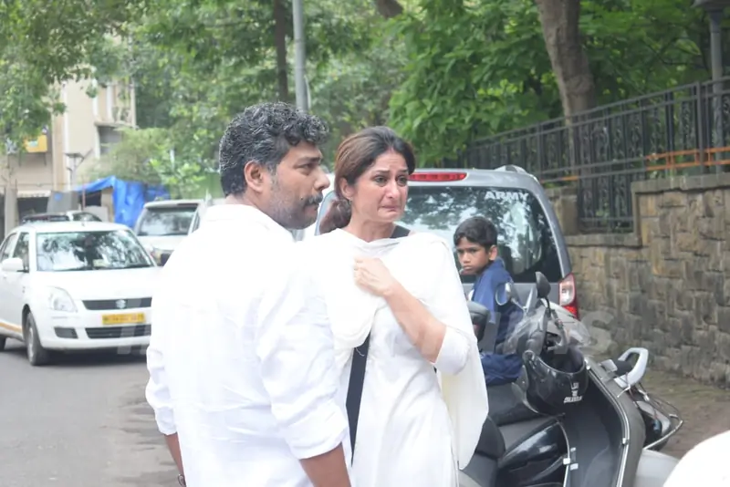 Celebrities at Vidya Sinha's funeral!