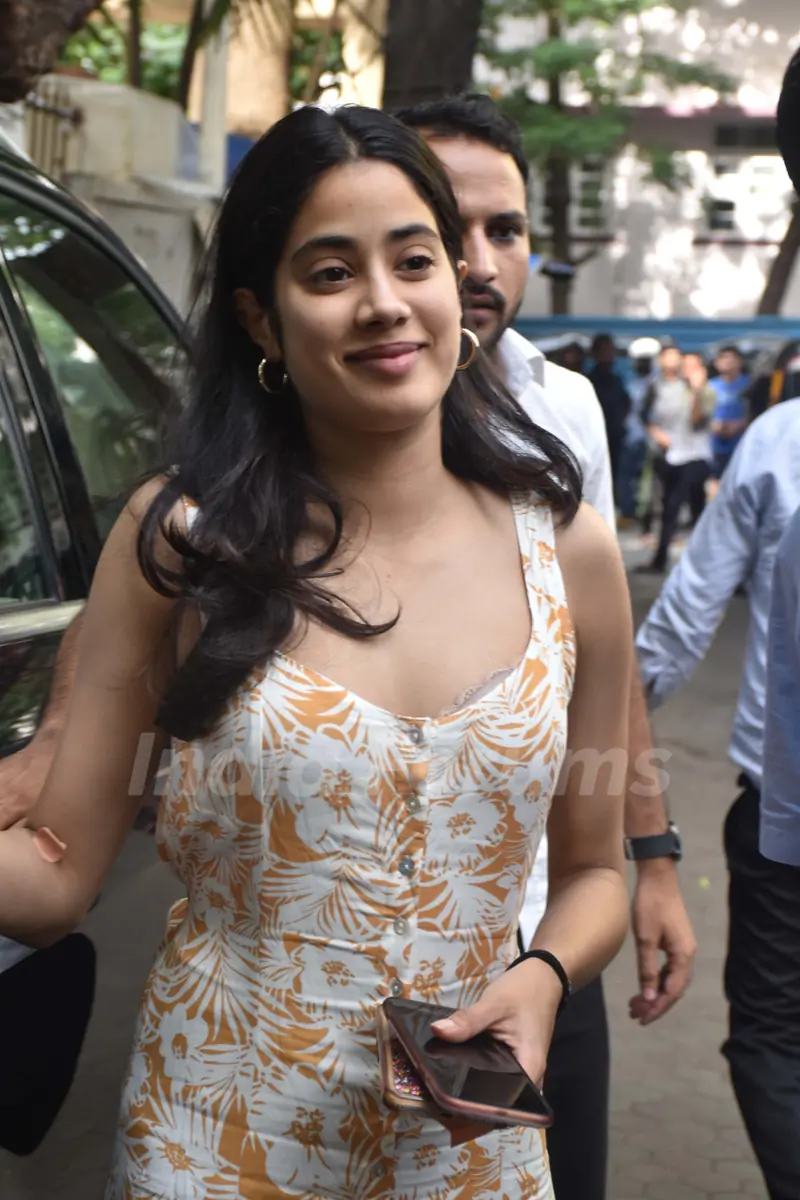 Janhvi Kapoor snapped around the town!