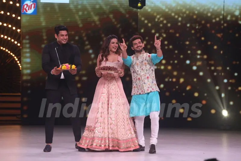 Siddharth Shukla, Arjun Bijani and Jasmine Bhasin on the set of Dance Deewane