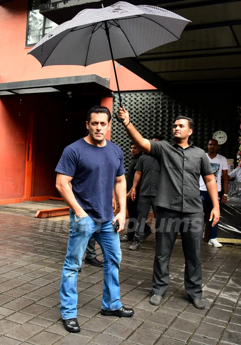 Salman Khan visits sister Arpita Khan Sharma for Ganesh Utsav 2019!