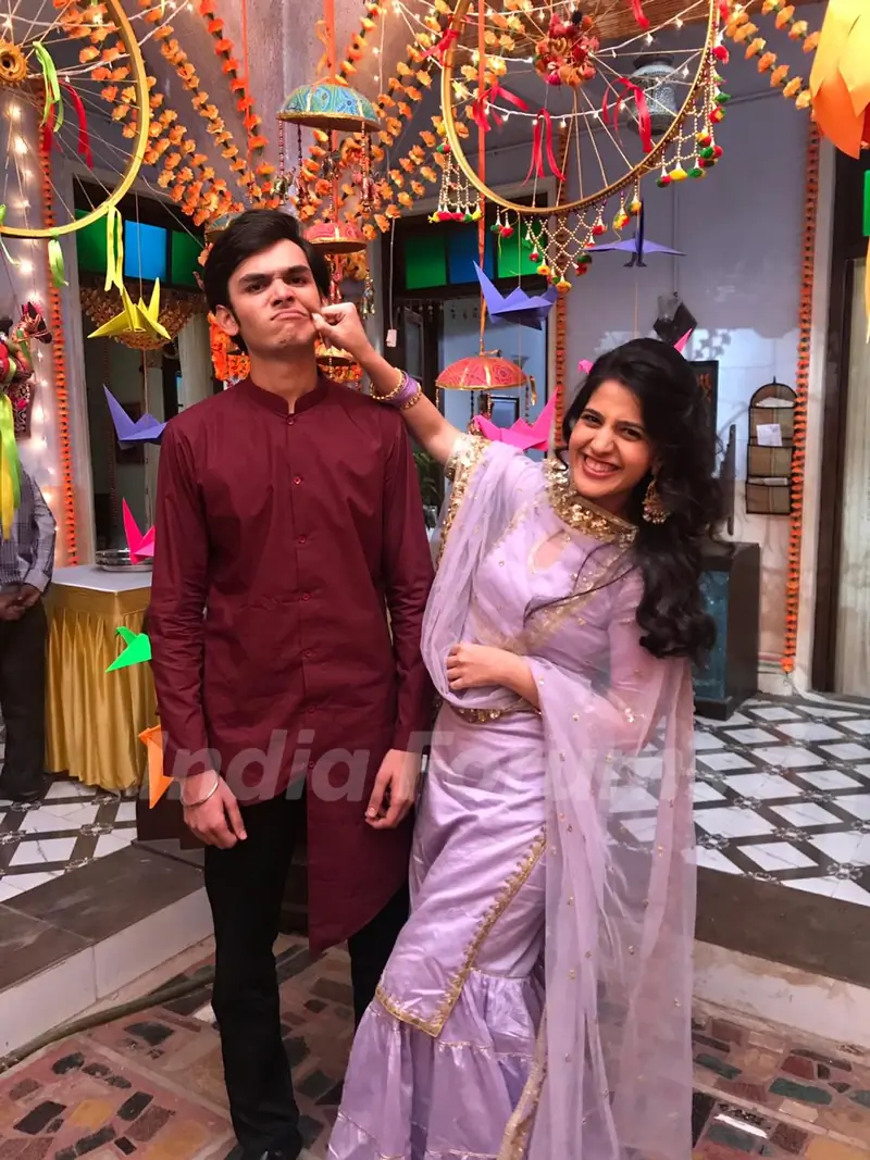 Gunjan (Simran Pareenja) with her brother