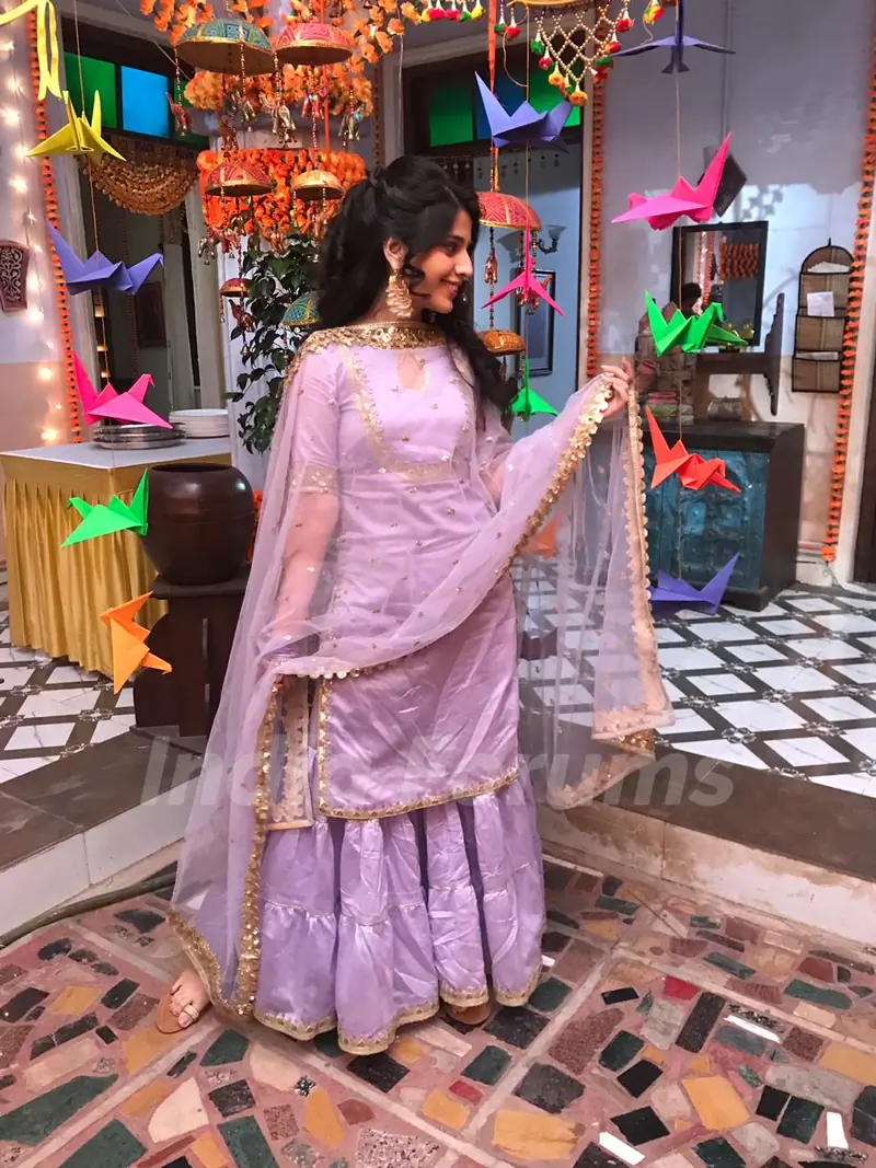 Gunjan (Simran Pareenja) at her roke ceremony