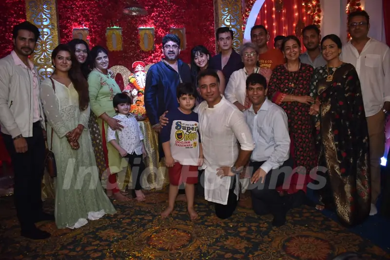  Rajan Shahi, Deepa Shahi, Shivangi Joshi, Mohsin Khan, Sanjeev Seth and the cast of Yeh Rishta Kya Kehlata Hai
