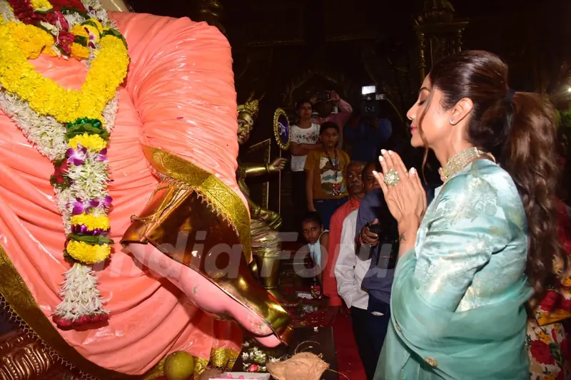 Shilpa Shetty visits Ganesh Pandal to seek blessings from Bappa!