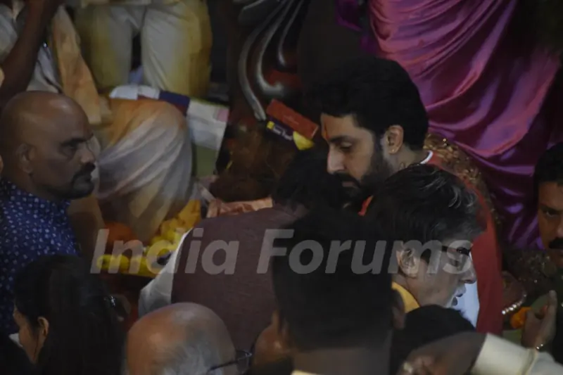 Abhishek Bachchan visits Lalbaug Cha Raja!