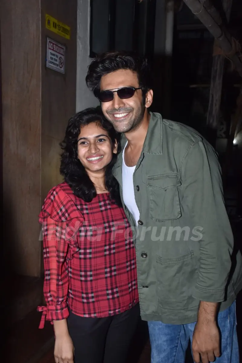 Kartik Aaryan snapped posing with fans!