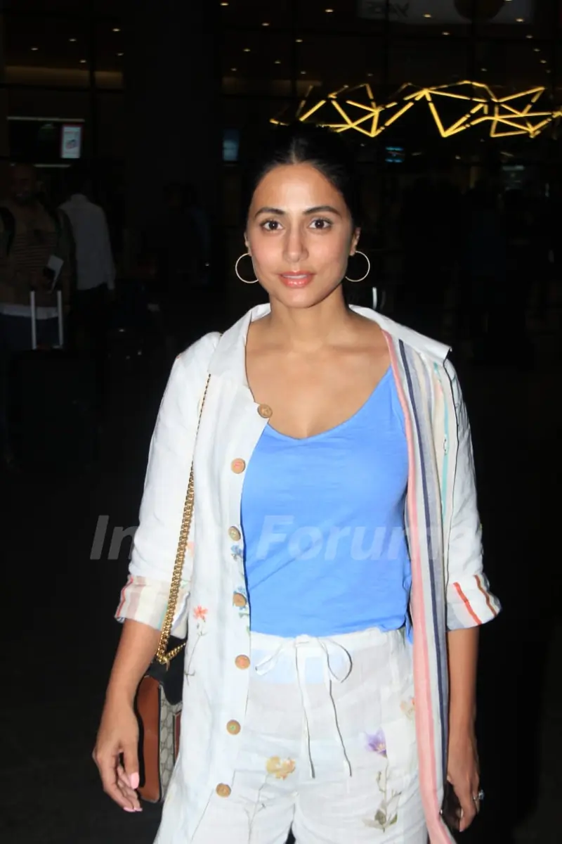 Hina Khan snapped at airport!