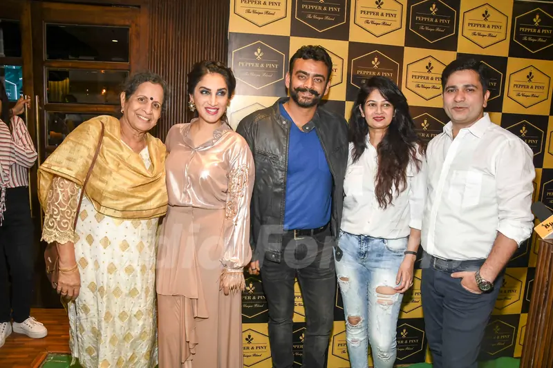 Usha Nadkarni with Smita Gondkar, Aastad Kale, Resham Tipnis and Sushant Shelar