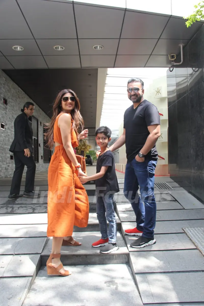 Shilpa Shetty and Raj Kundra snapped around the town!
