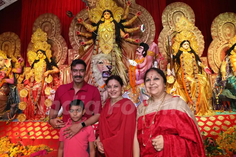 Bollywood celebrities attend the Durga Pooja! 