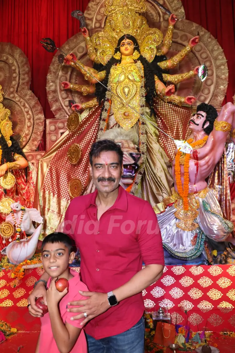 Bollywood celebrities attend the Durga Pooja! 