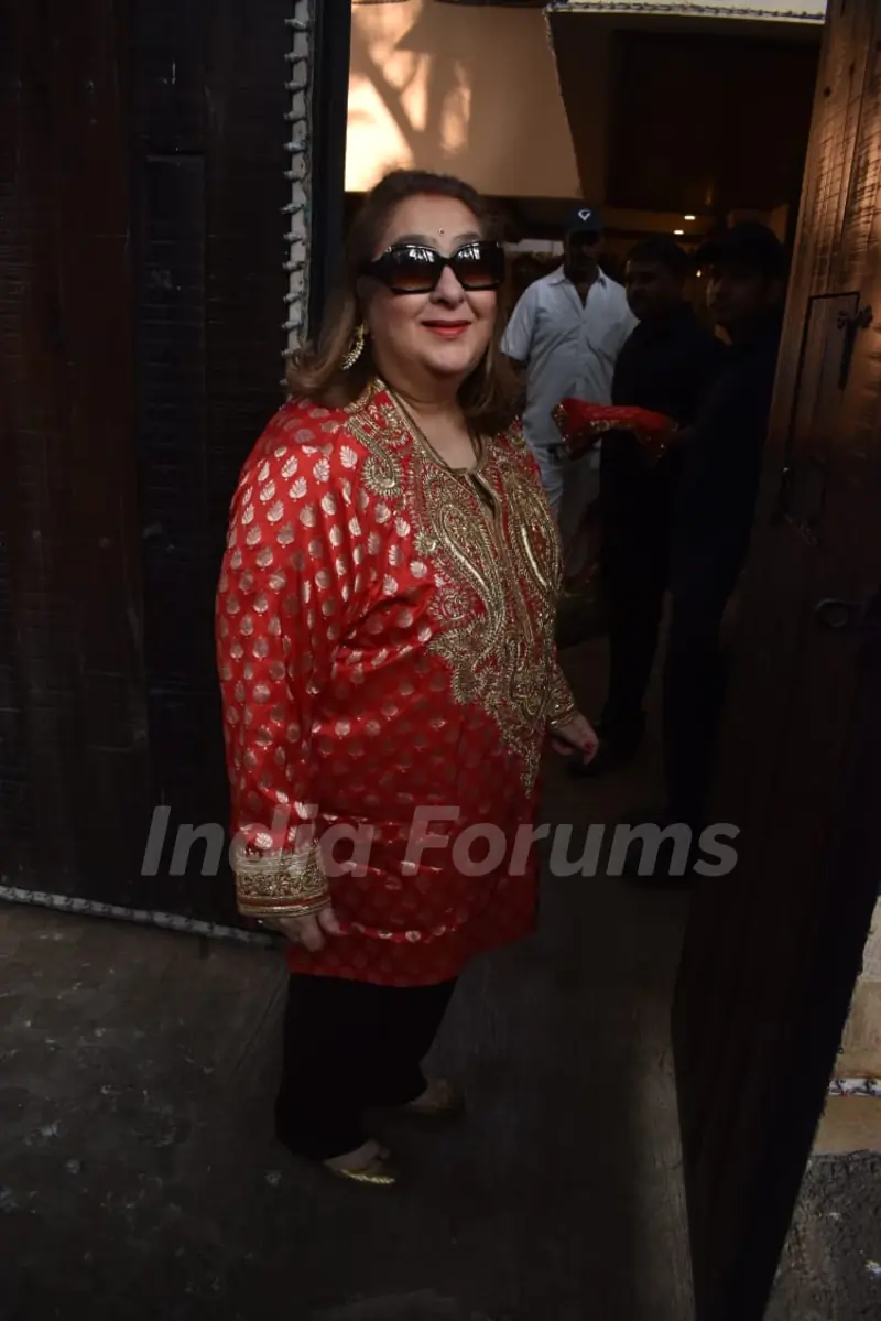 Bollywood celebrities celebrate Karva Chauth at Anil Kapoor house!