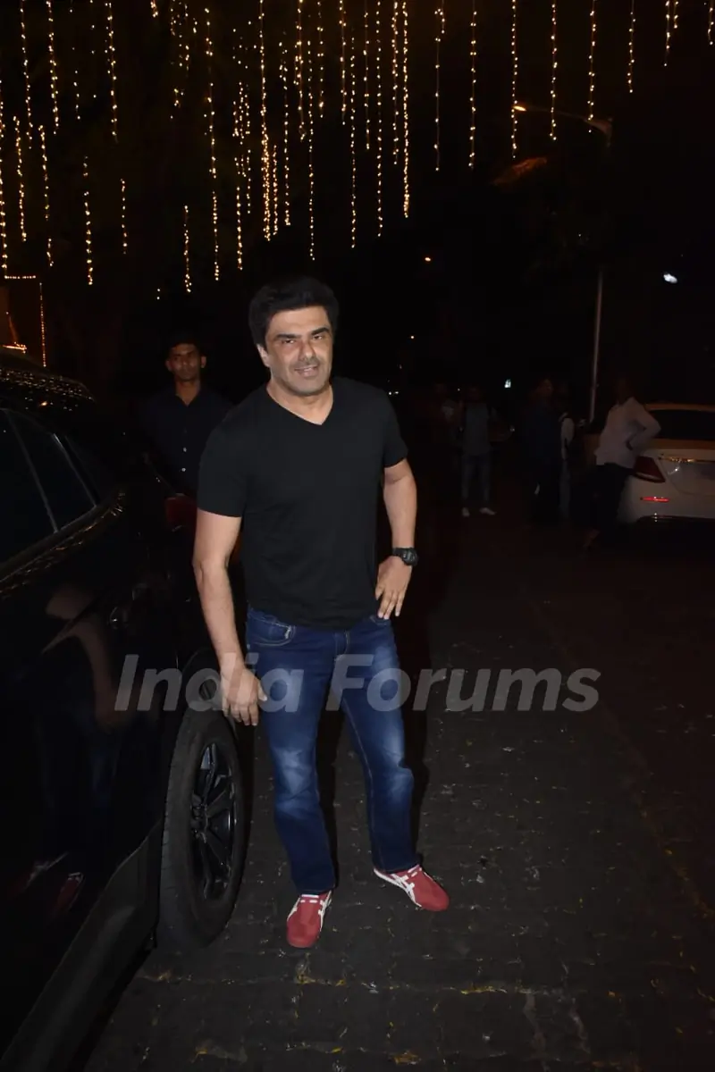 Bollywood celebrities celebrate Karva Chauth at Anil Kapoor house!