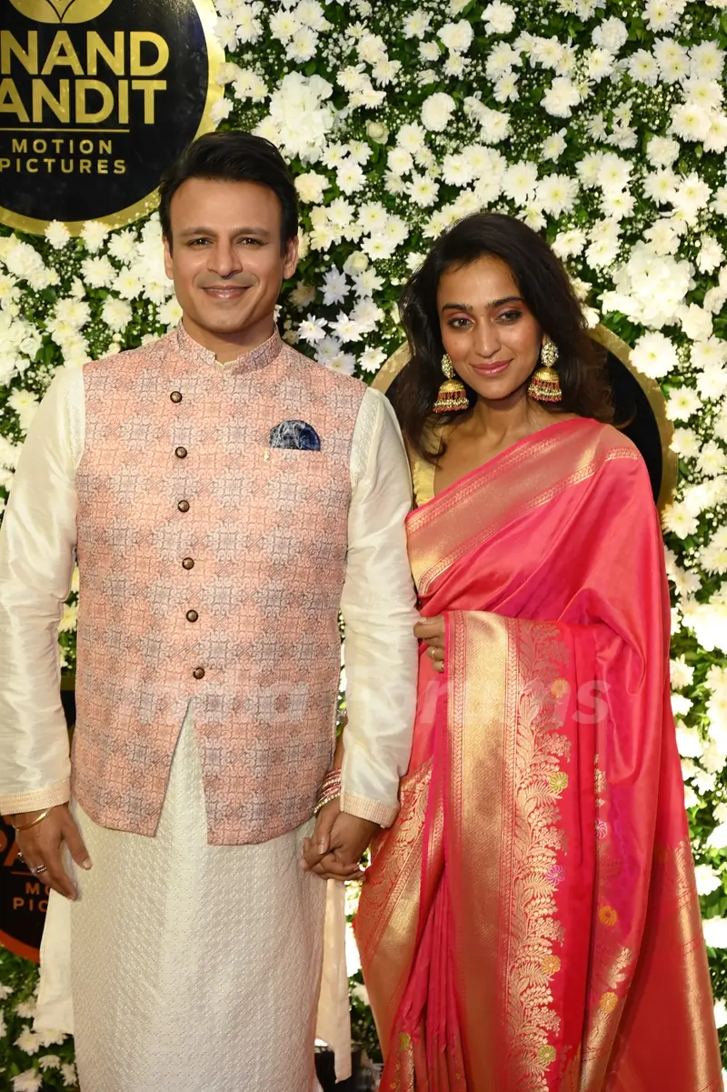Vivek oberoi with wife