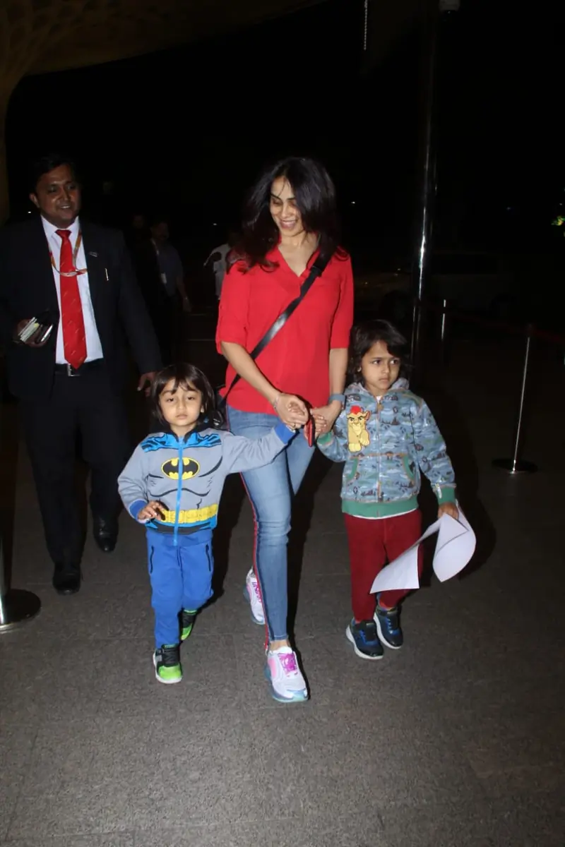 riteish deshmukh with genelia sons riaan rahyl