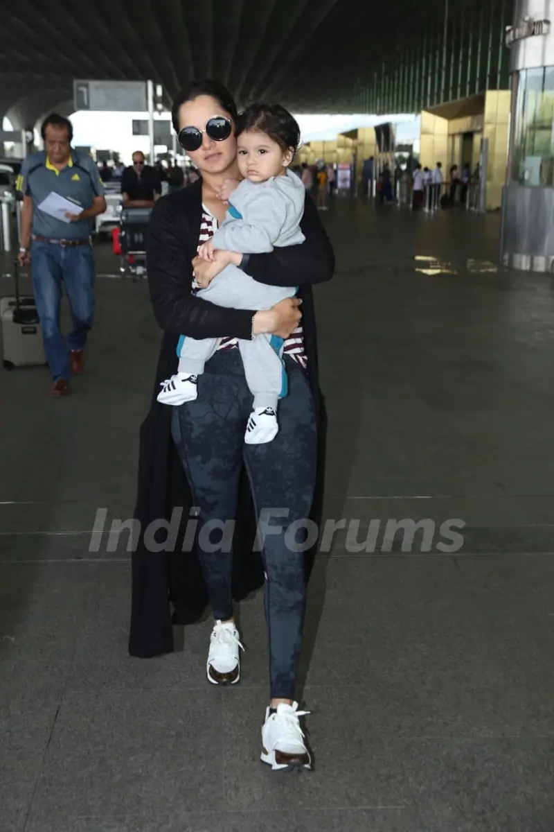 Bollywood stars papped at Airport!