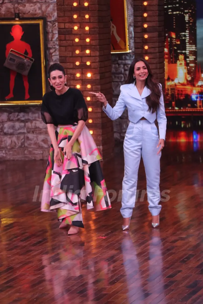 Karisma Kapoor and Malaika Arora on the sets of Movie Masti with Maniesh Paul