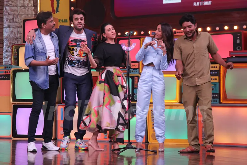 Karisma Kapoor and Malaika Arora on the sets of Movie Masti with Maniesh Paul
