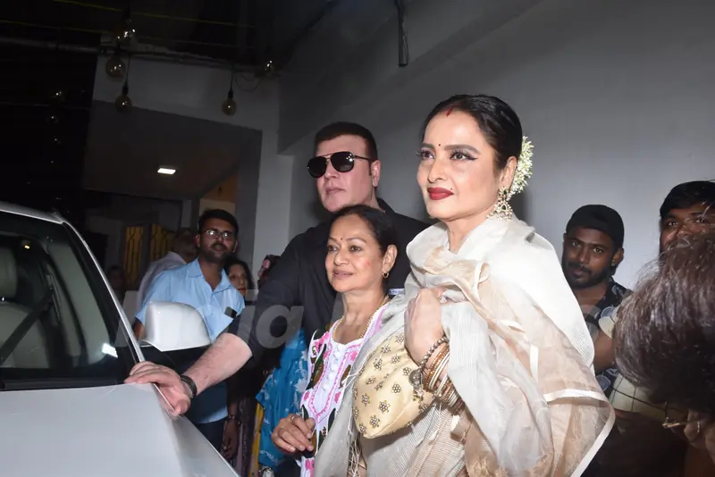 Rekha with Aditya Pancholi, Zarina Wahab