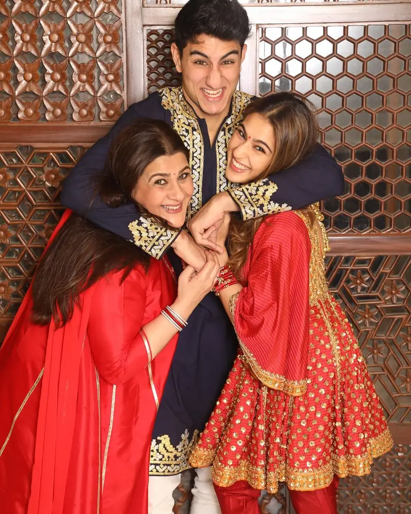 sara ali khan with ibrahim ali khan amrita singh